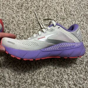 Brooks Women's Sneakers in White and Purple